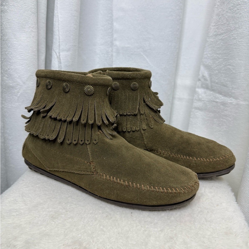 Minnetonka Women’s Soft Suede Double Fringe Side Zip Boot Olive Green Sz 9